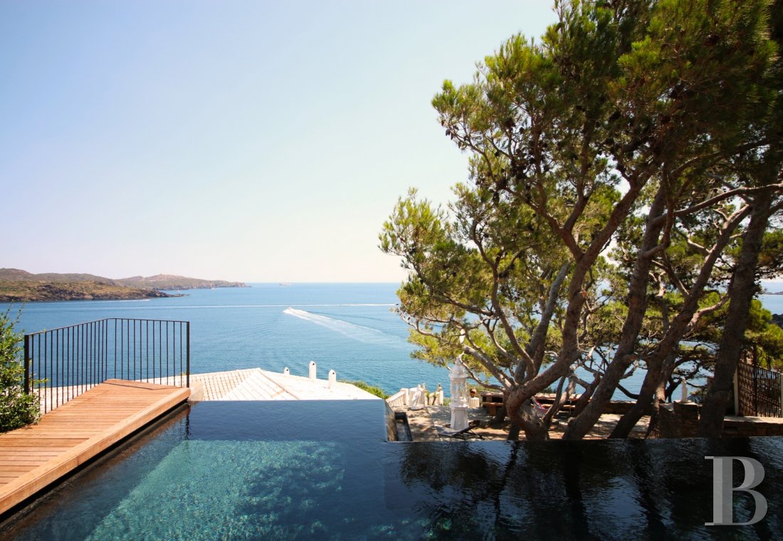 À Cadaques, dans le Parc naturel de Cap de Creus, une impressionnante maison de Peter Harnden, architecte des années 60 - photo  n°3