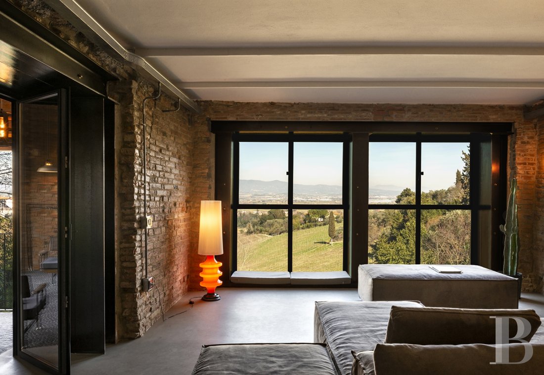 À San Miniato, à mi-chemin entre Florence et Pise, un vaste appartement sur deux niveaux dans un palais du 16e siècle - photo  n°1