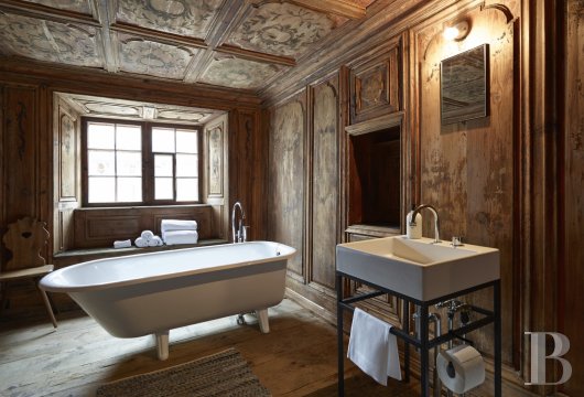 En Suisse, dans le canton des Grisons,  une maison baroque et sa tour au cœur d’un village de montagne - photo  n°8