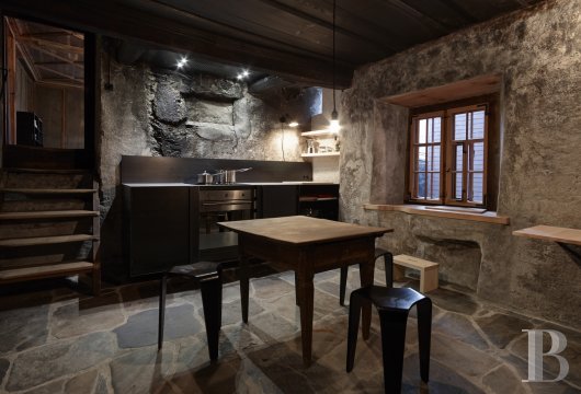 En Suisse, dans le canton des Grisons,  une maison baroque et sa tour au cœur d’un village de montagne - photo  n°9