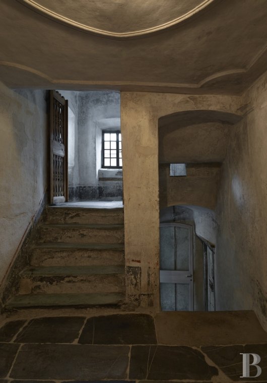 En Suisse, dans le canton des Grisons,  une maison baroque et sa tour au cœur d’un village de montagne - photo  n°10