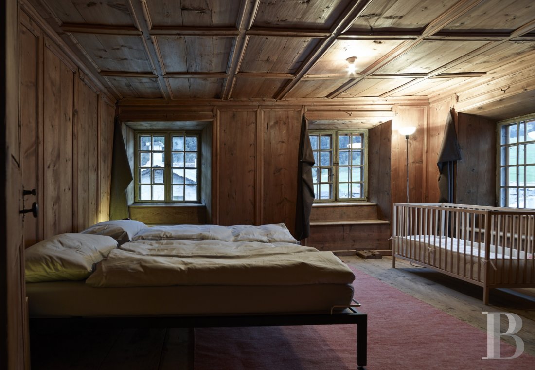 En Suisse, dans le canton des Grisons,  une maison baroque et sa tour au cœur d’un village de montagne - photo  n°11