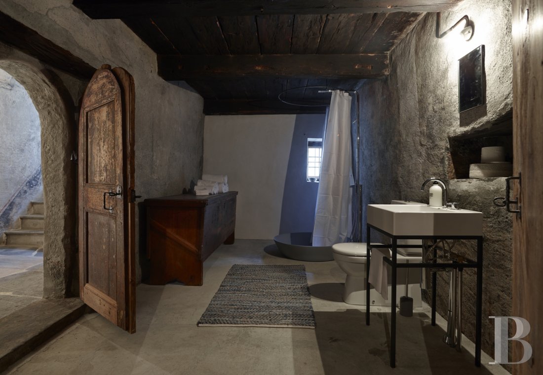 En Suisse, dans le canton des Grisons,  une maison baroque et sa tour au cœur d’un village de montagne - photo  n°6