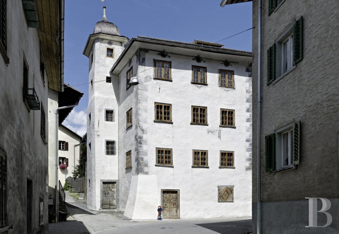 En Suisse, dans le canton des Grisons,  une maison baroque et sa tour au cœur d’un village de montagne - photo  n°1