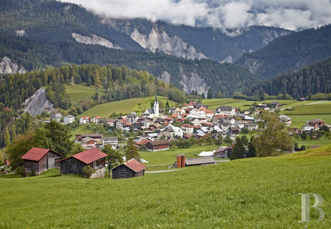 En Suisse, dans le canton des Grisons,  une maison baroque et sa tour au cœur d’un village de montagne - photo  n°13