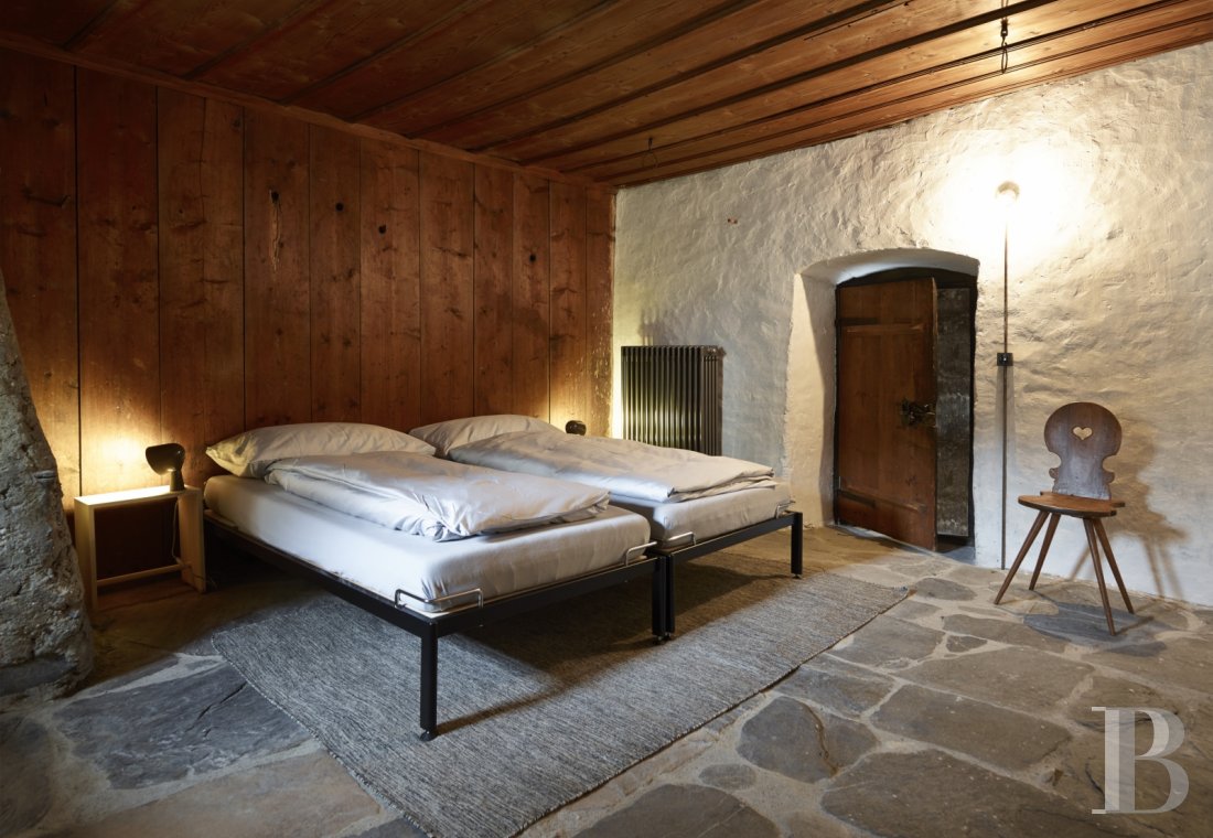 En Suisse, dans le canton des Grisons,  une maison baroque et sa tour au cœur d’un village de montagne - photo  n°5