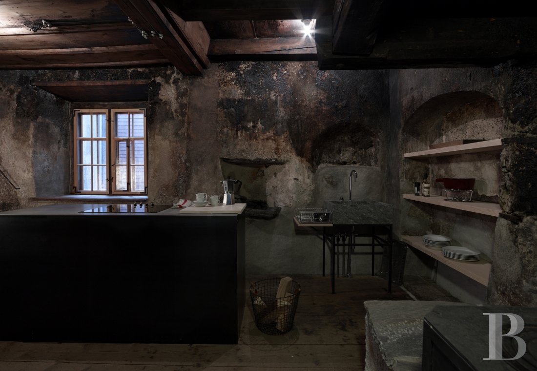 En Suisse, dans le canton des Grisons,  une maison baroque et sa tour au cœur d’un village de montagne - photo  n°3