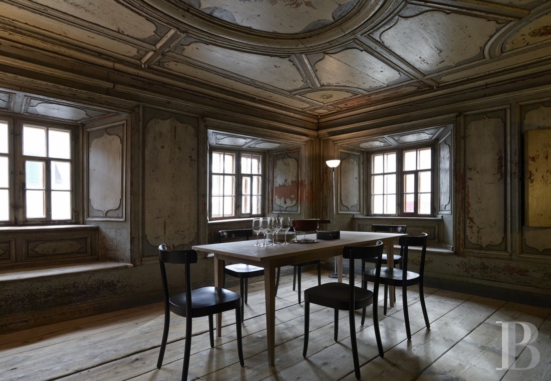 En Suisse, dans le canton des Grisons,  une maison baroque et sa tour au cœur d’un village de montagne - photo  n°4