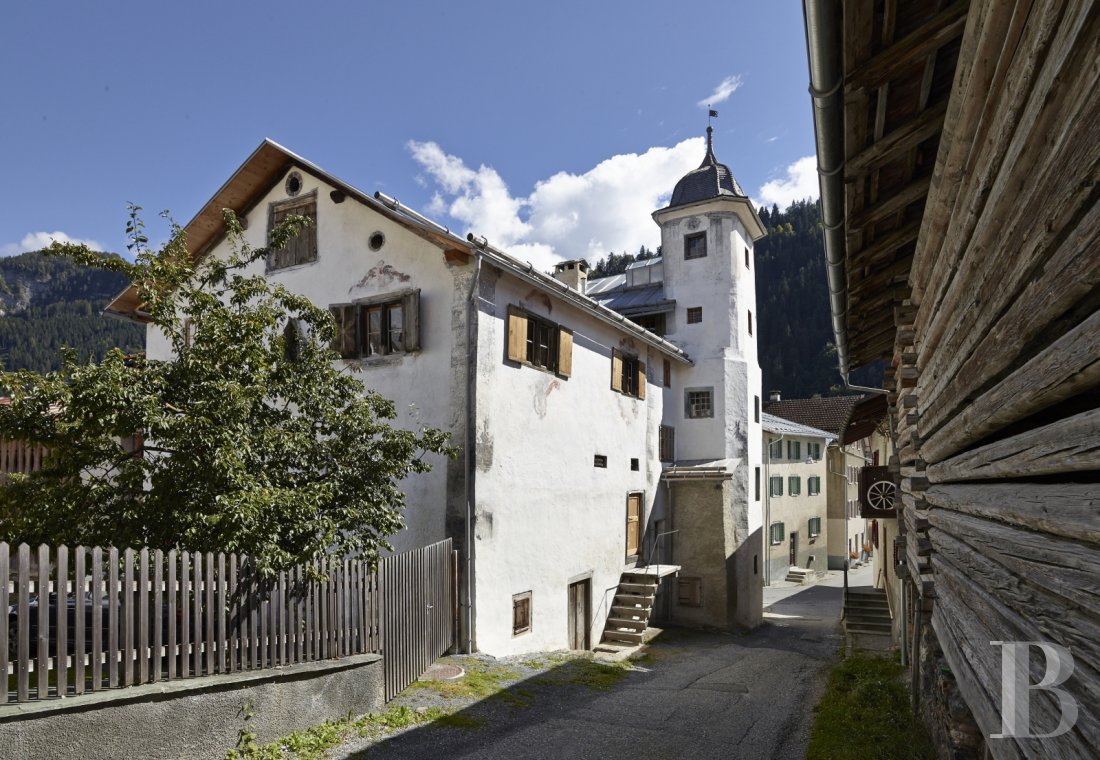 En Suisse, dans le canton des Grisons,  une maison baroque et sa tour au cœur d’un village de montagne - photo  n°14