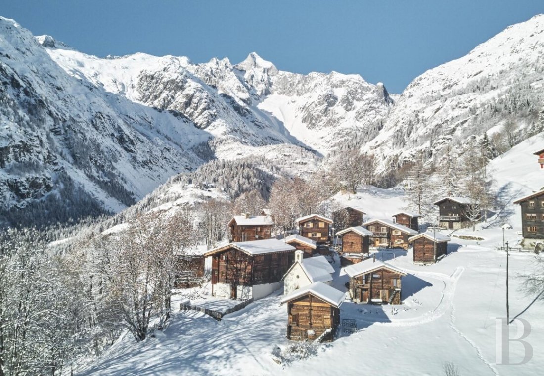 Dans le Valais, au cœur des Alpes suisses,  un chalet traditionnel subtilement rénové - photo  n°10