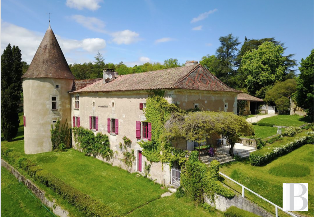En Dordogne, au nord-ouest de Périgueux,  un manoir niché au creux des collines - photo  n°2