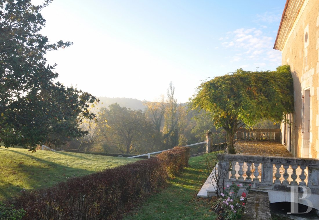En Dordogne, au nord-ouest de Périgueux,  un manoir niché au creux des collines - photo  n°3