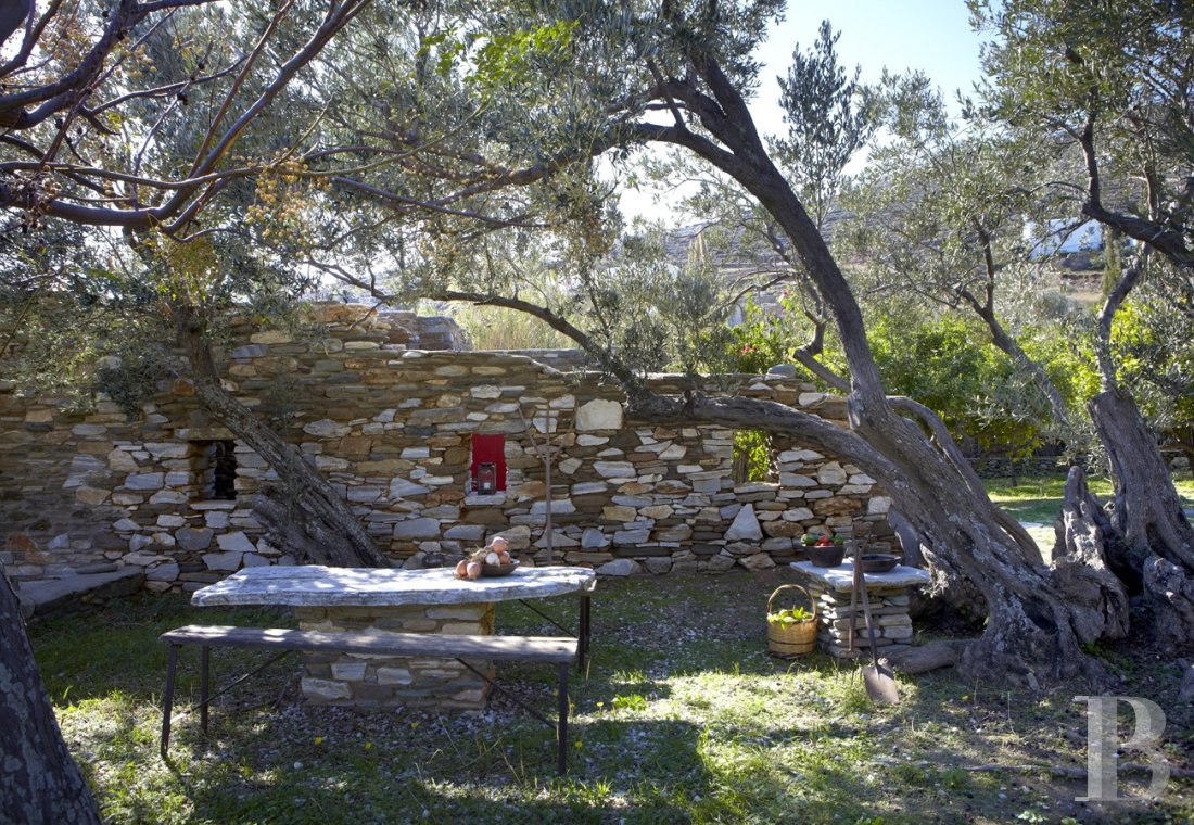À Tinos, dans les Cyclades,  trois anciennes bergeries en bord de mer unies par un bel esprit - photo  n°30