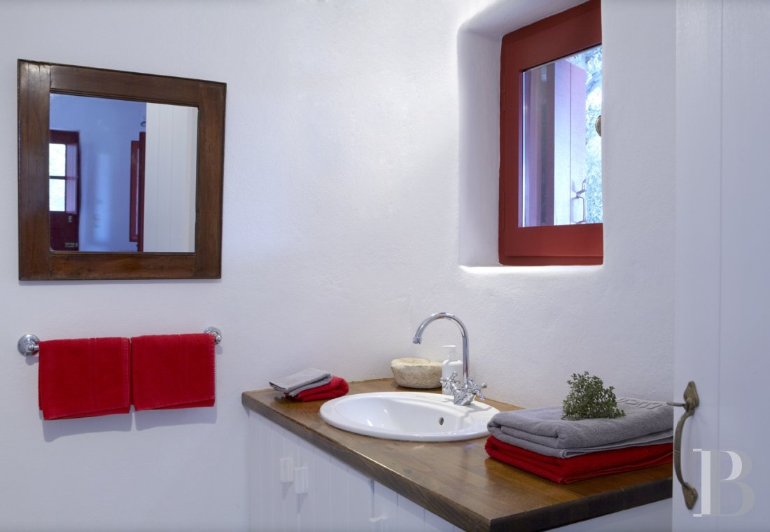 À Tinos, dans les Cyclades,  trois anciennes bergeries en bord de mer unies par un bel esprit - photo  n°20