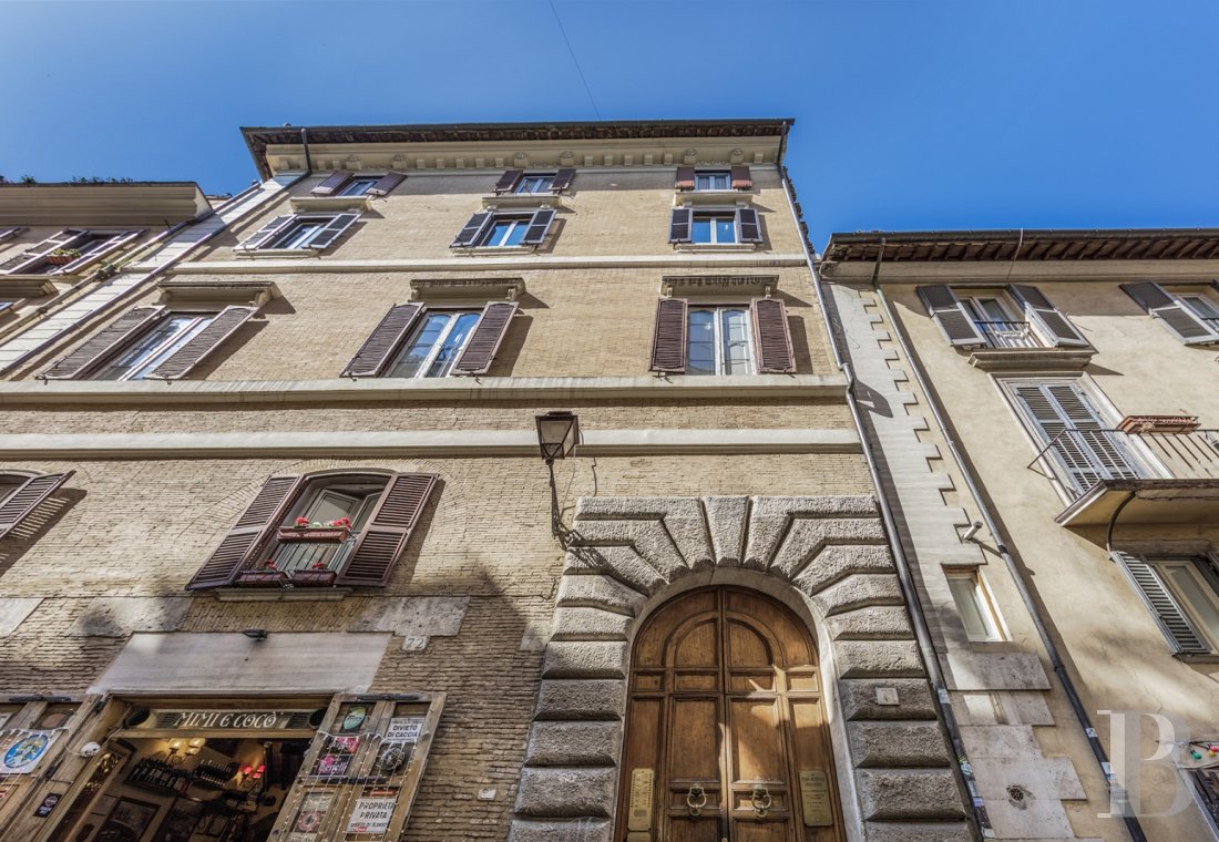 À Rome, tout près de la place Navone,  un appartement dans un palazzo du 16e siècle - photo  n°1