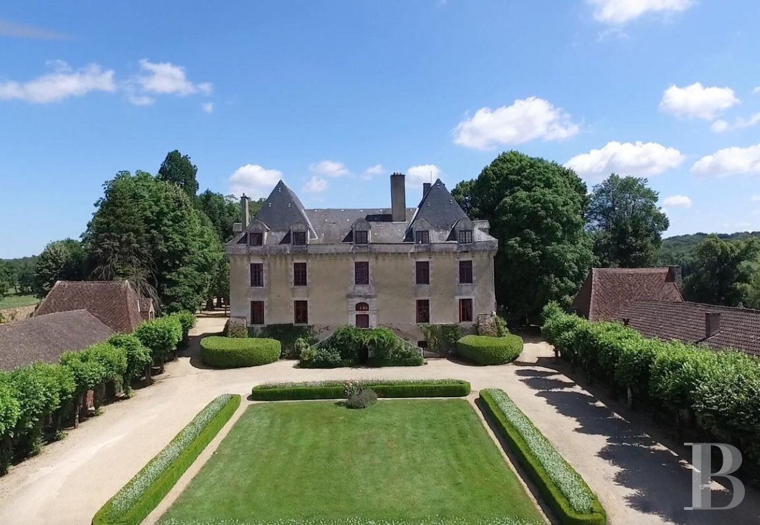 Au nord de la Dordogne, entre Périgueux et Limoges, un élégant château du 17e et son parc à perte de vue - photo  n°1
