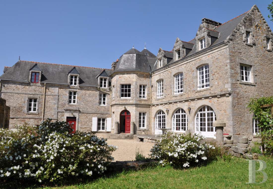 Dans le Finistère, à proximité immédiate de Quimper, un manoir du 16e siècle ouvert à la créativité - photo  n°1