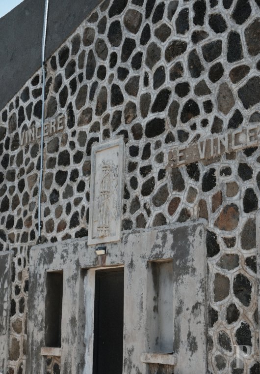 Sur l’île de Pantellaria, entre la Sicile et les côtes tunisiennes, un hameau de maisons traditionnelles en pierre de lave - photo  n°2
