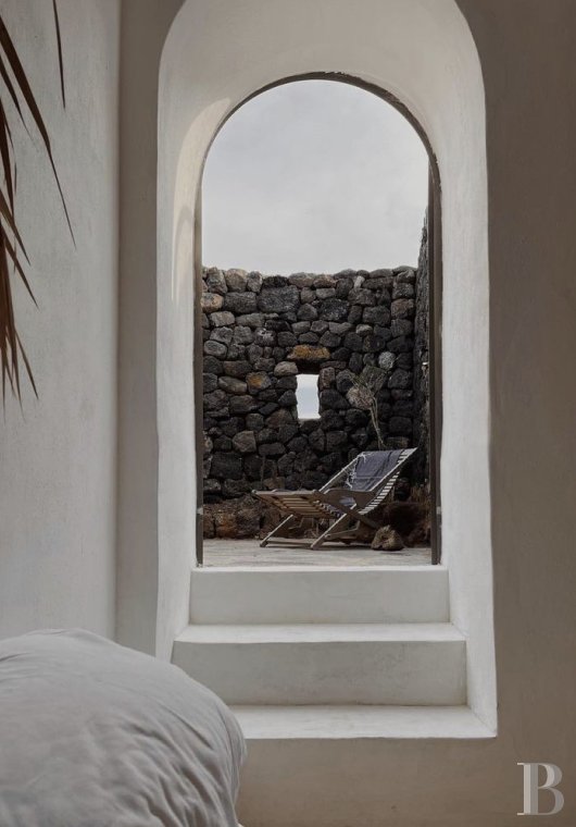 Sur l’île de Pantellaria, entre la Sicile et les côtes tunisiennes, un hameau de maisons traditionnelles en pierre de lave - photo  n°38