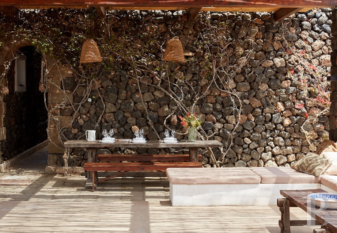 Sur l’île de Pantellaria, entre la Sicile et les côtes tunisiennes, un hameau de maisons traditionnelles en pierre de lave - photo  n°8