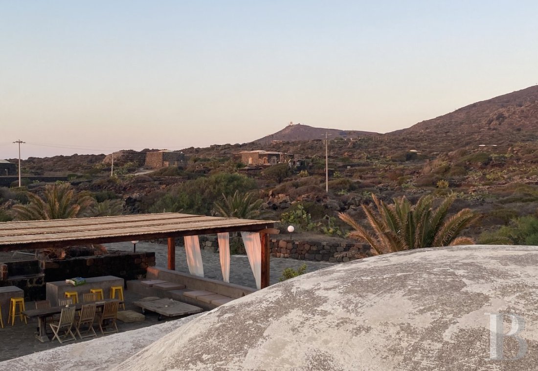 Sur l’île de Pantellaria, entre la Sicile et les côtes tunisiennes, un hameau de maisons traditionnelles en pierre de lave - photo  n°45