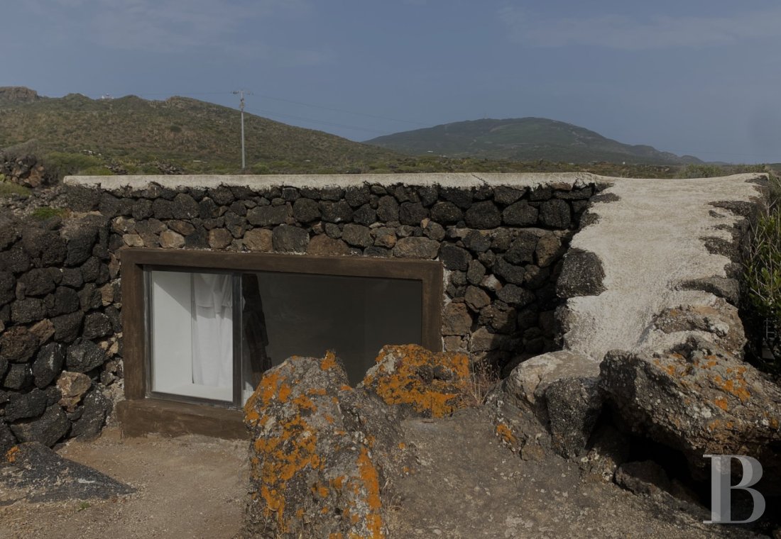 Sur l’île de Pantellaria, entre la Sicile et les côtes tunisiennes, un hameau de maisons traditionnelles en pierre de lave - photo  n°22