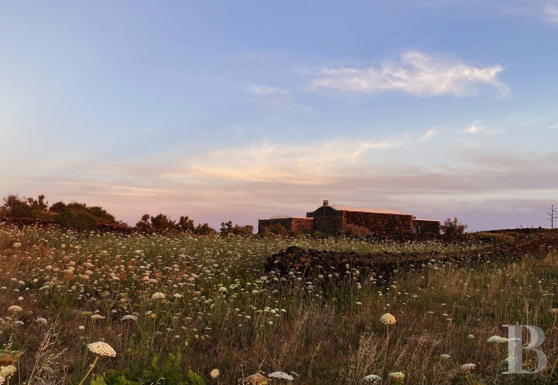 Sur l’île de Pantellaria, entre la Sicile et les côtes tunisiennes, un hameau de maisons traditionnelles en pierre de lave - photo  n°2