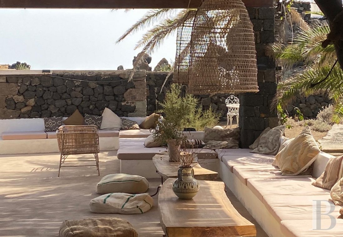 Sur l’île de Pantellaria, entre la Sicile et les côtes tunisiennes, un hameau de maisons traditionnelles en pierre de lave - photo  n°4