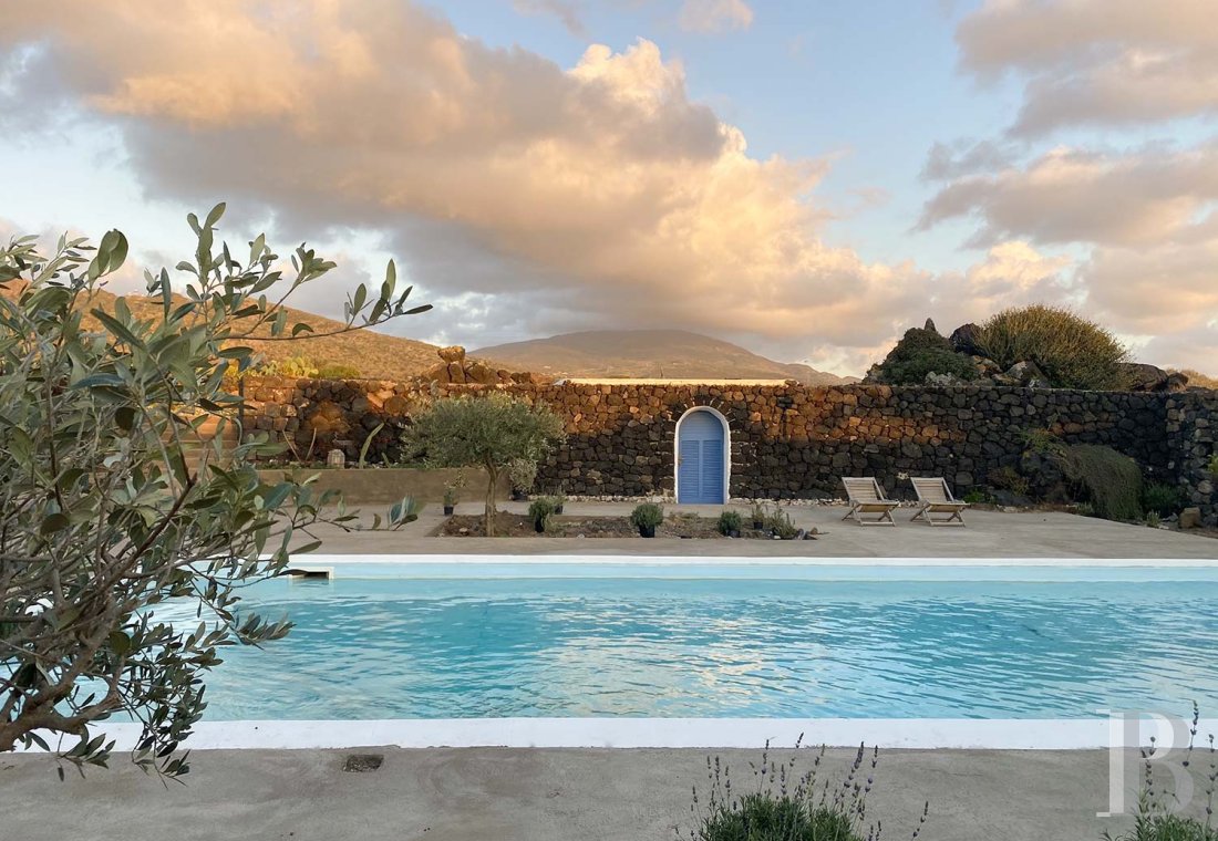 Sur l’île de Pantellaria, entre la Sicile et les côtes tunisiennes, un hameau de maisons traditionnelles en pierre de lave - photo  n°3