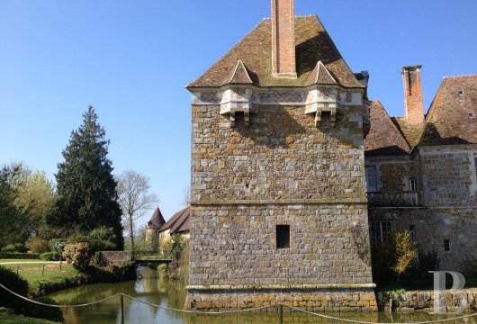 En Normandie, au cœur du pays d’Ouche, un élégant château d’origine médiévale entouré de douves  - photo  n°31