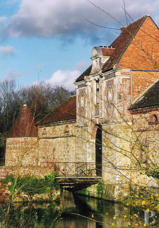 En Normandie, au cœur du pays d’Ouche, un élégant château d’origine médiévale entouré de douves  - photo  n°29