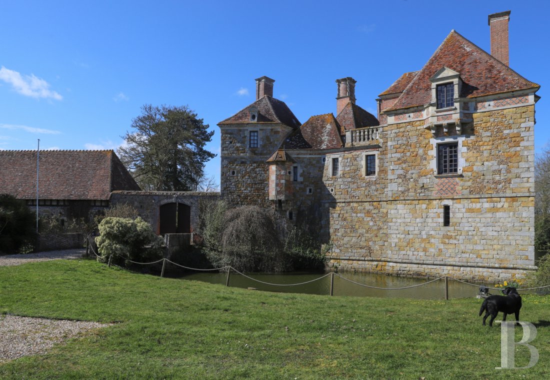 En Normandie, au cœur du pays d’Ouche, un élégant château d’origine médiévale entouré de douves  - photo  n°33