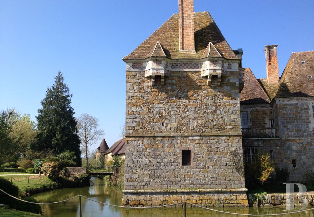 En Normandie, au cœur du pays d’Ouche, un élégant château d’origine médiévale entouré de douves  - photo  n°5
