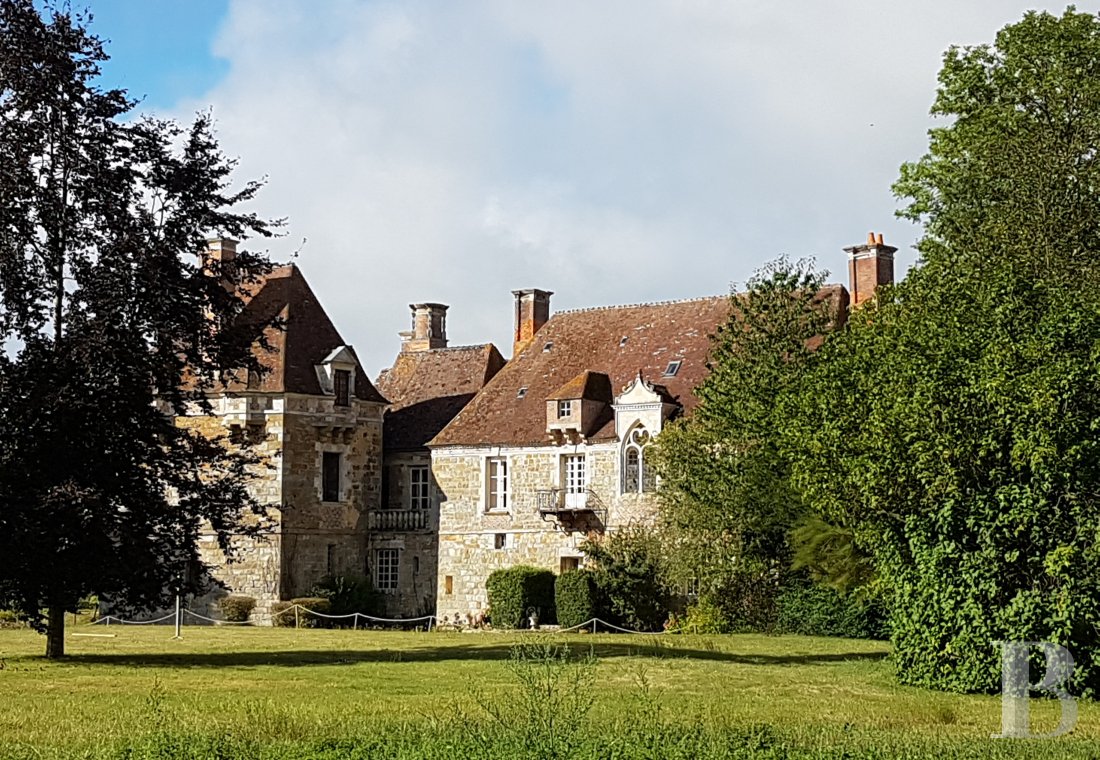 En Normandie, au cœur du pays d’Ouche, un élégant château d’origine médiévale entouré de douves  - photo  n°3