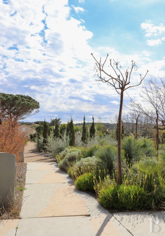 À Saint-Tropez, dans la baie des Canoubiers, un ancien atelier d’artiste et son jardin méditerranéen - photo  n°2