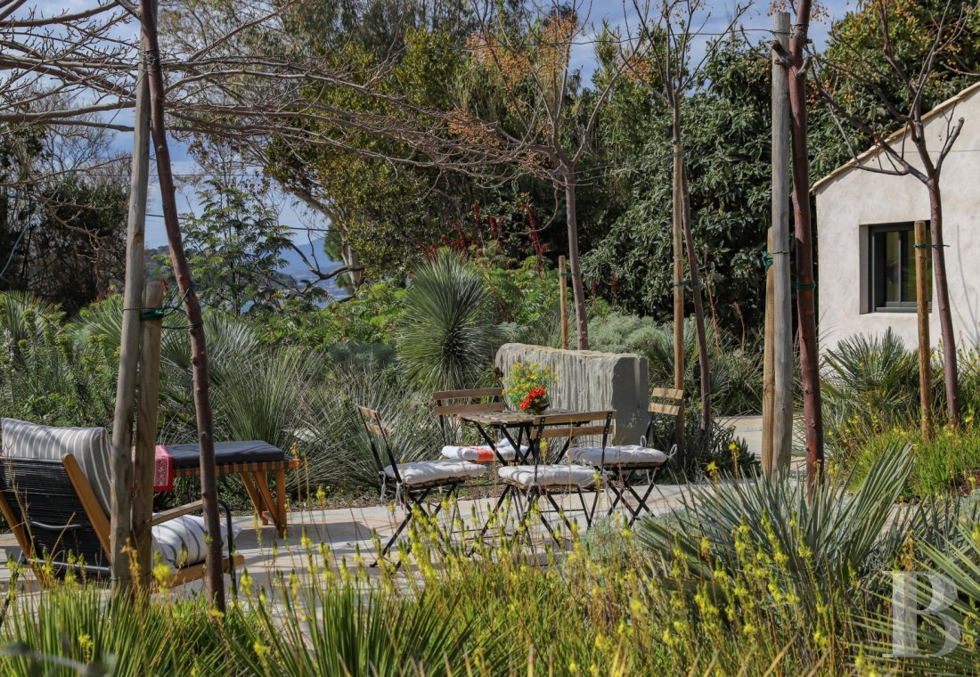 À Saint-Tropez, dans la baie des Canoubiers, un ancien atelier d’artiste et son jardin méditerranéen - photo  n°31