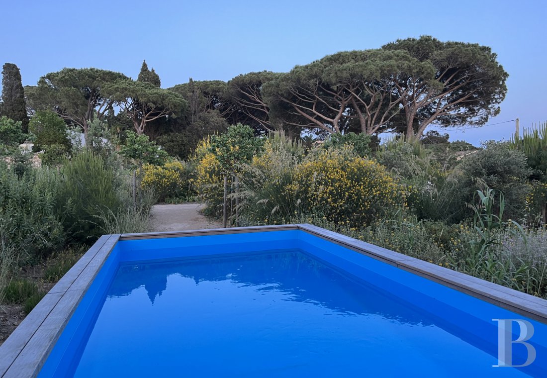À Saint-Tropez, dans la baie des Canoubiers, un ancien atelier d’artiste et son jardin méditerranéen - photo  n°8