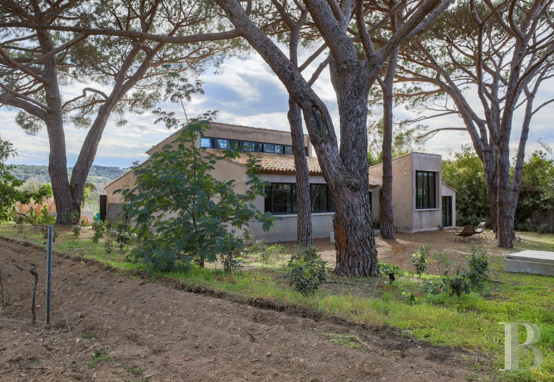 À Saint-Tropez, dans la baie des Canoubiers, un ancien atelier d’artiste et son jardin méditerranéen - photo  n°33