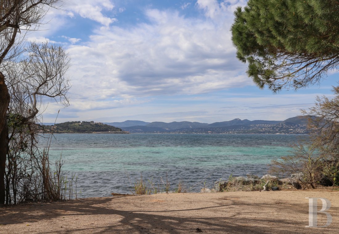 À Saint-Tropez, dans la baie des Canoubiers, un ancien atelier d’artiste et son jardin méditerranéen - photo  n°39