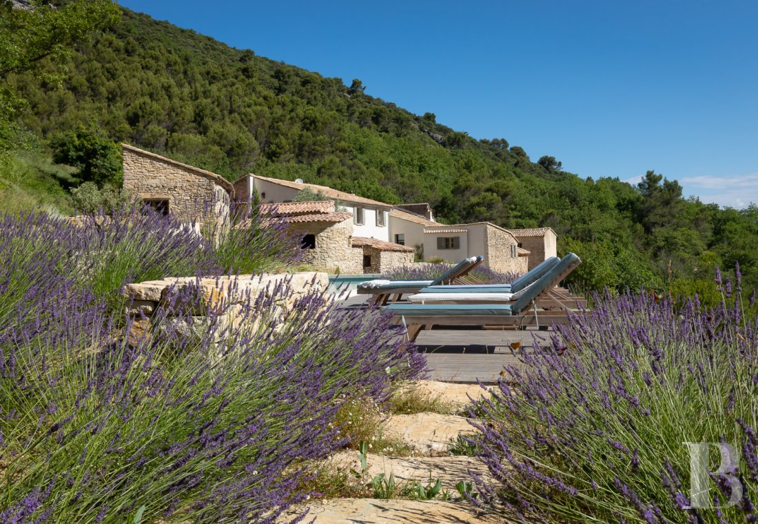 Au sud de Vaison-la-Romaine, face au mont Ventoux, un hameau rénové en pleine nature - photo  n°4