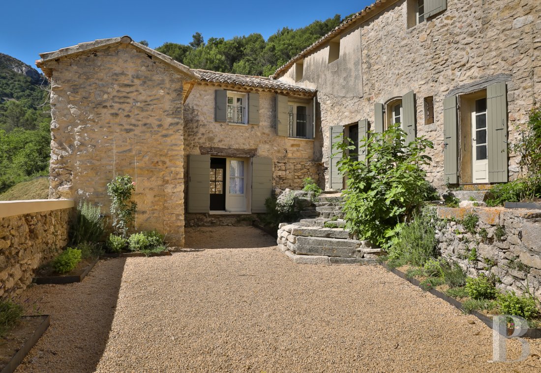 Au sud de Vaison-la-Romaine, face au mont Ventoux, un hameau rénové en pleine nature - photo  n°2