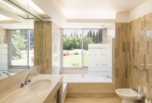 Proche de Nîmes et au cœur d’un domaine arboricole une villa conçue et réalisée par un architecte moderniste  - photo  n°21