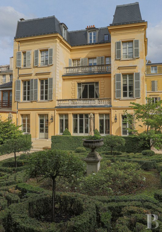 hôtels particuliers à vendre - paris - Au cœur du très recherché quartier Notre-Dame de Versailles,  un hôtel particulier du 18e siècle et son jardin à la française