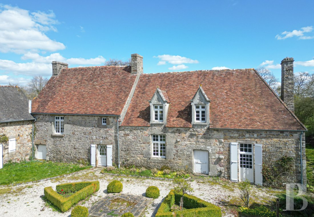 manoirs à vendre - basse-normandie - En Normandie, dans le bocage ornais, un manoir du 15ème siècle, ses dépendances et son parc