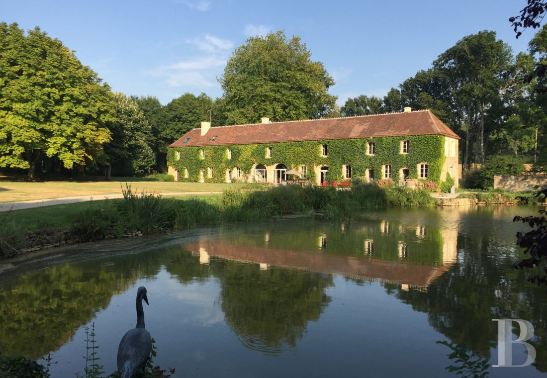 Dans la Sarthe, aux portes du Perche, une ancienne métairie et sa pièce d’eau en pleine nature - photo  n°4