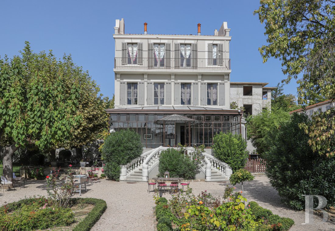hôtels particuliers à vendre - paca - À Marseille dans le quartier de Saint-Just, dans un jardin arboré, une majestueuse villa du 19ème siècle et sa maison d'amis