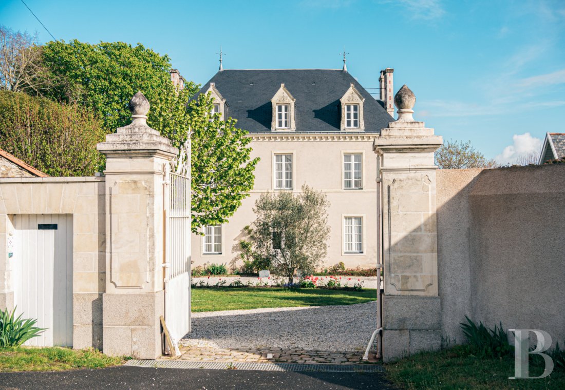 hôtels particuliers à vendre - pays-de-loire - Au sud de la Loire, proche de Nantes, une demeure du 19ème s. dans un parc paysagé avec piscine