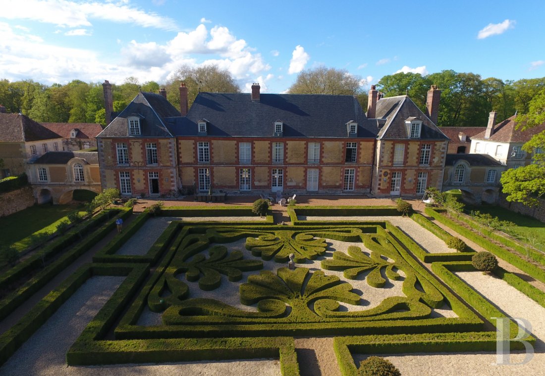 Près de Chartres, un château seigneurial du 17e siècle entouré de jardins et de vastes bois - photo  n°3