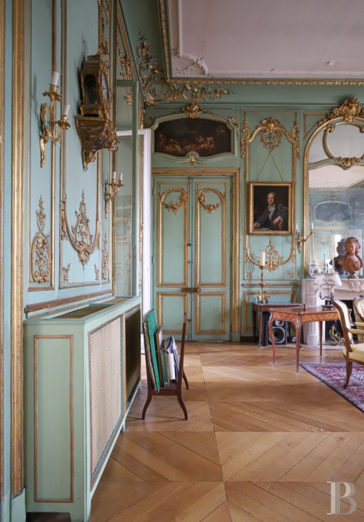 appartements à vendre - paris - À Versailles, Notre-Dame, à deux pas du château, à l’étage noble d’un hôtel particulier  du 18e siècle, un majestueux appartement de 225 m² et ses boiseries Louis XV