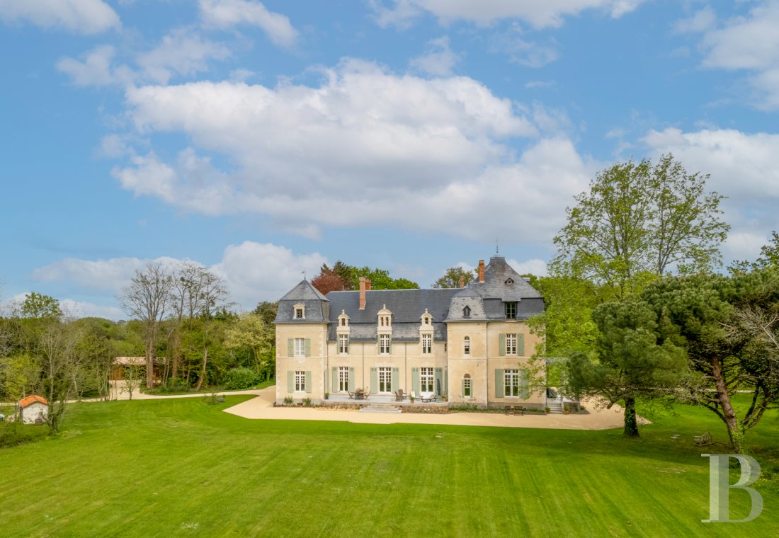 En Vendée, près de la côte et non loin de La Roche-sur-Yon, un château de style anglo-normand retiré dans la campagne - photo  n°41